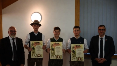 Von links nach rechts: Lehrlingswart Mario Weiß, Prüfungsbester und Somit Kammersieger Jonas Schön (Plößberg), 3. Platz Benedikt Jähring (Waldsassen), 2.Platz Jonathan Schmidt (Schnufenhofen) und Obermeister Manuel Schätzler. (Bild: Christian Wiesinger)