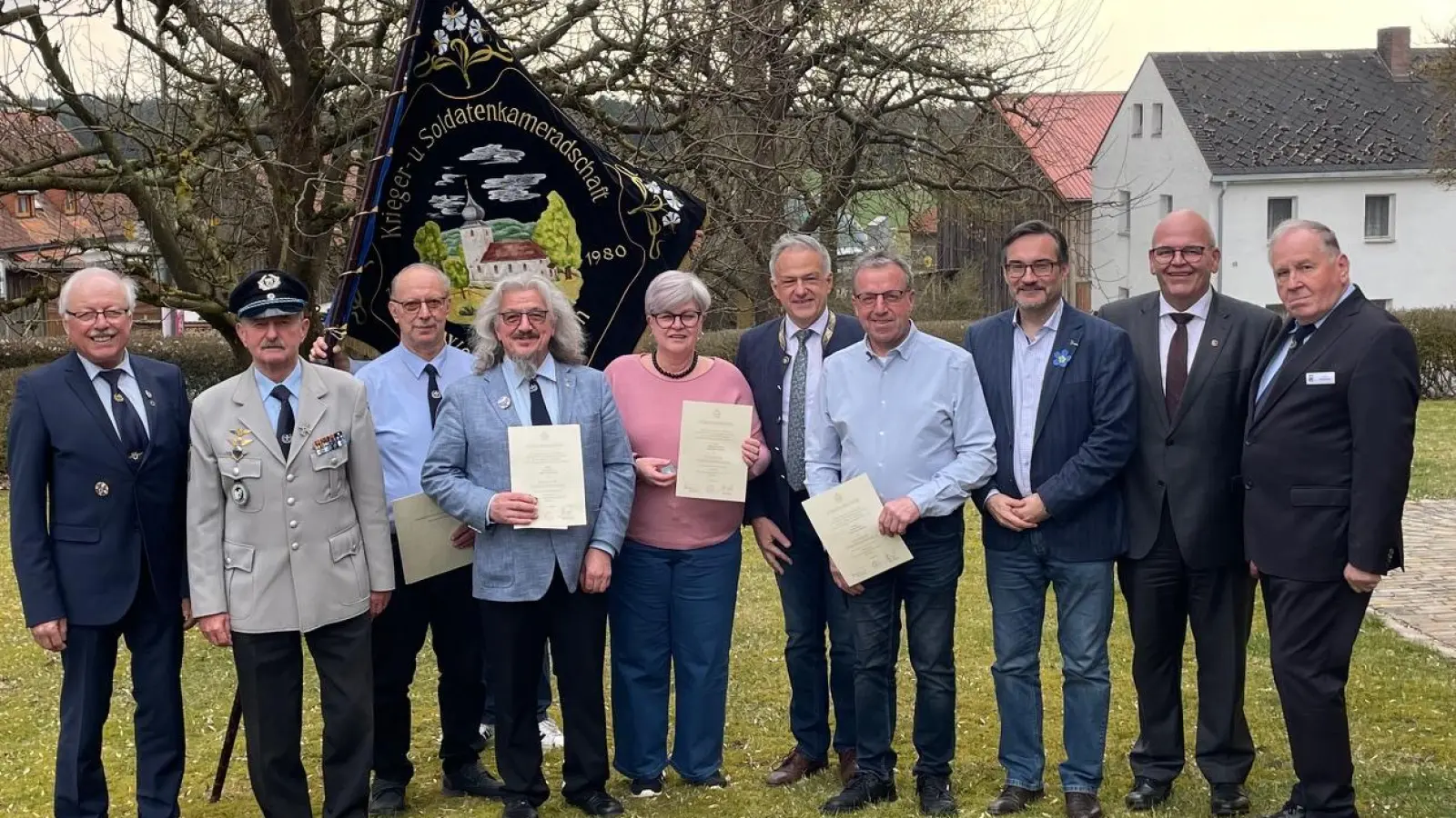 Die Geehrten bei der Kreisversammlung 2026: (von links) Kreisvors. Lienerth, Kreiskassier Venzl, Anton Zintl, Josef Böhm, Frau Fischer, Landrat Grillmeier, Walter Böhm, Dr. Vidojkovic, Brgm. Meyer und BSB-Bezirksvor-sitzender Horst Embacher. (Bild: Josef Böhm)