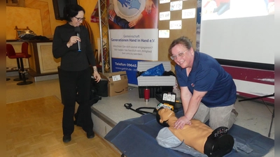 Karolina Forster und Petra Luber (rechts) ergänzten sich beim Thema „Hilfe im Notfall”. (Bild: Walther Hermann)