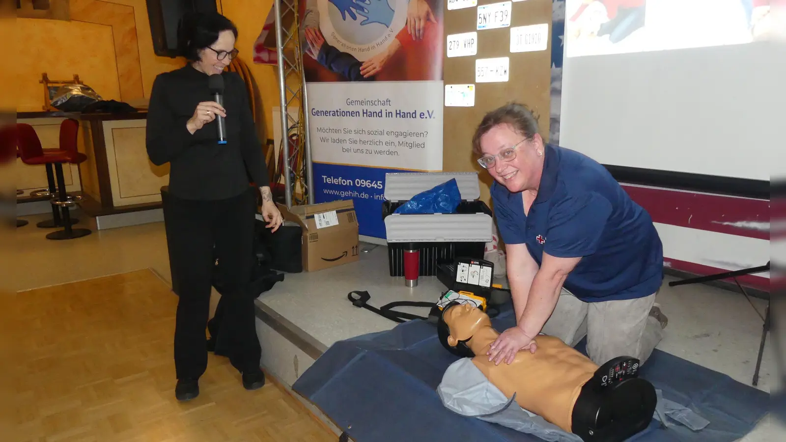 Karolina Forster und Petra Luber (rechts) ergänzten sich beim Thema „Hilfe im Notfall”. (Bild: Walther Hermann)