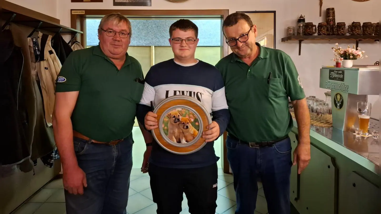 Jugendleiter Richard Meisinger (links) und der 1. Schützenmeister Helmut Werner überreichten die Jugend-Ehrenscheibe an Simon Wild.  (Bild: Kerstin Werner)