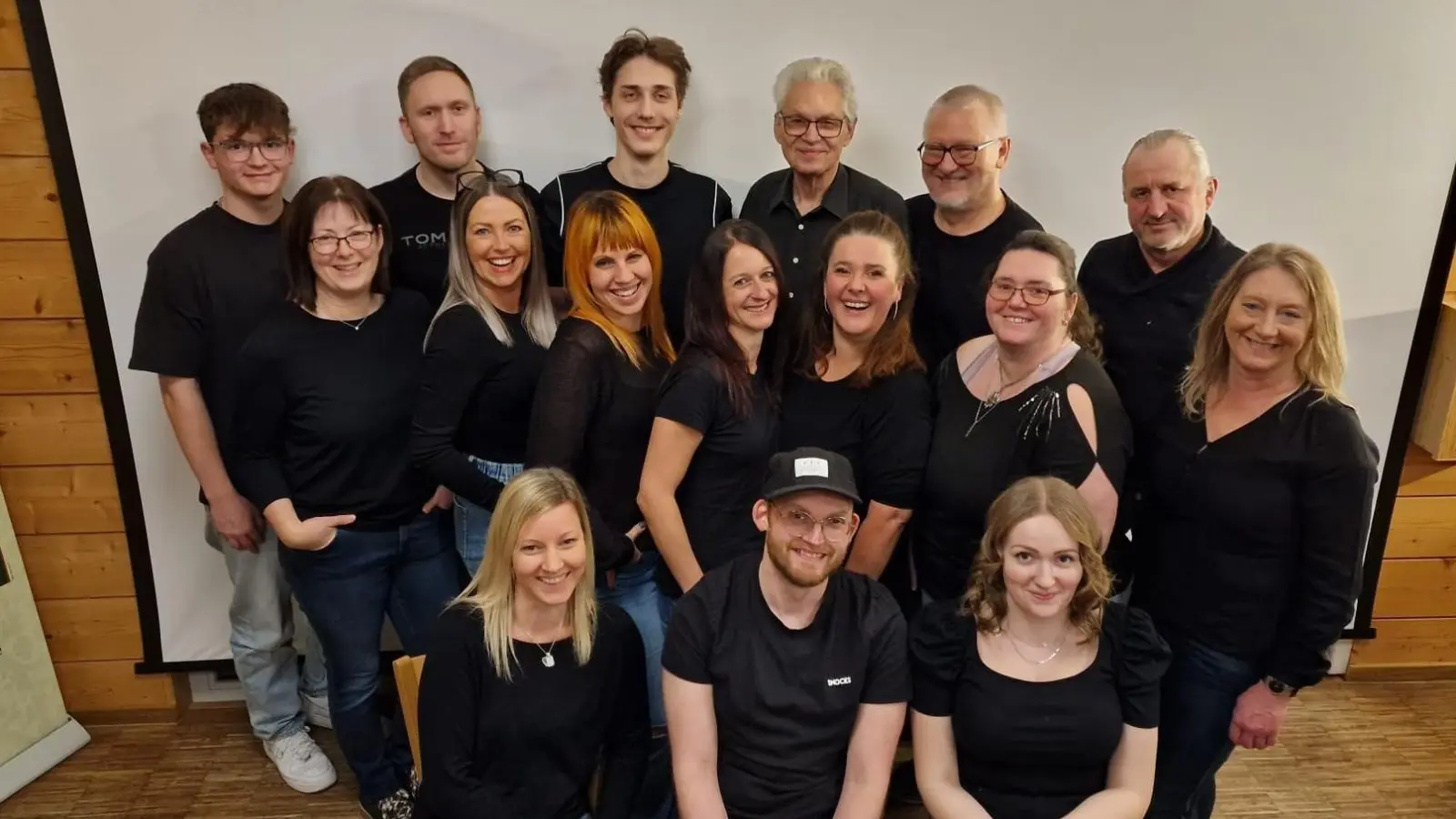 Die Mitglieder des Kulmtheaters mit Organisatorin Nadine Walberer (vordere Reihe, rechts) (Bild: Florian Dötsch)