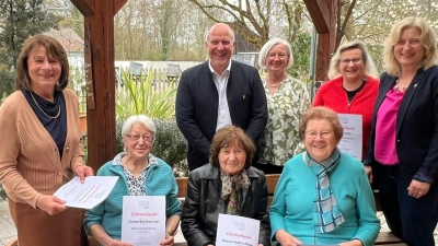 Geehrte Mitglieder mit ersten Bürgermeister Marcus Eichenmüller, Frauenunion-Kreisvorsitzende Renate Amrhein und Ortsvorsitzende Elisabeth Kraus. (Bild: Iris König)