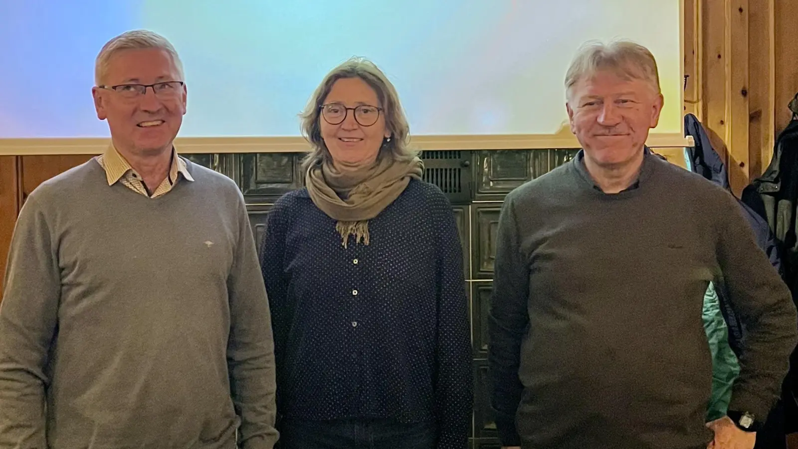 Das Foto zeigt von links nach rechts: Bürgermeister Franz Badura, die Landratskandidatin der ÖDP, Marianne Badura, und Dipl.-Ing. (FH) Josef Simon (Bild: Christoph Zollbrecht)