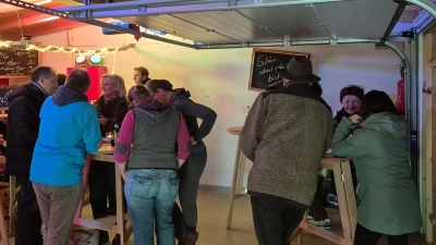 An den Stehtischen vor der Bar wurden viele gute Gespräche geführt. (Bild: Stephanie Kuchlbauer)