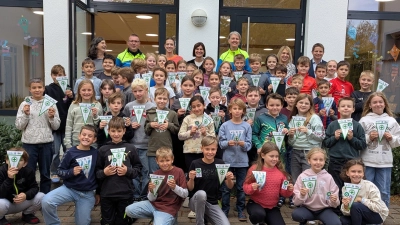 Die 52 stolzen Viertklässler der Grundschule Freudenberg mit Heidrun Leitz, Markus Neumeyer, Sophia Niec, Christina Püschl, Saskia Ram-Höcherl, Tamara Basler und Dominik Merkel (hinten v.l.n.r.) (Bild: Heidrun Leitz)