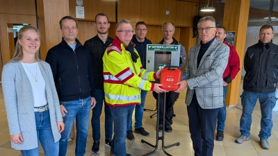 Bürgermeister Franz Stahl (vorne, r.) mit Hermann Krisch von der Firma EHS Hoch-franken bei der Präsentation von einem der neun Defibrillatoren. Weiter im Bild, v.l.: Stadtkämmerei-Mitarbeiterin Ramona Thiermann, Leiter der Hauptverwaltung Markus Bergauer, Stv. Leiter der Hauptverwaltung Nico Wiesend sowie die städtischen Haus-meister Andreas Üblacker, Manuel Meier, Klaus Burkhard und Johannes Bäuml (v.l.). (Bild: Mirko Streich)