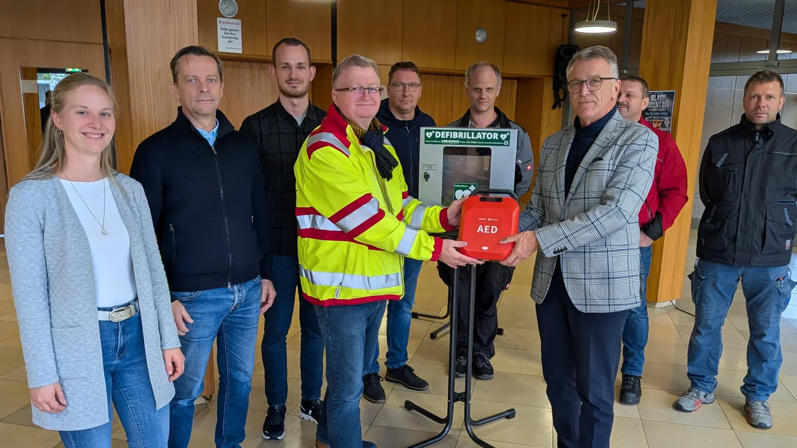 Bürgermeister Franz Stahl (vorne, r.) mit Hermann Krisch von der Firma EHS Hoch-franken bei der Präsentation von einem der neun Defibrillatoren. Weiter im Bild, v.l.: Stadtkämmerei-Mitarbeiterin Ramona Thiermann, Leiter der Hauptverwaltung Markus Bergauer, Stv. Leiter der Hauptverwaltung Nico Wiesend sowie die städtischen Haus-meister Andreas Üblacker, Manuel Meier, Klaus Burkhard und Johannes Bäuml (v.l.). (Bild: Mirko Streich)