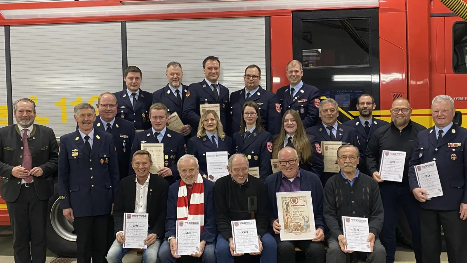 Die Jahreshauptversammlung bot der Feuerwehr Nabburg Gelegenheit, eine große Anzahl an Ehrungen vorzunehmen. Die Urkunden überreichten (stehend v.l.) Bürgermeister Frank Zeitler, Vorstand Johann Gietl, Kreisbrandmeister Helmut Schatz und Kommandant Uli Seegerer (3. v. r.). (Bild: Raphael Haubelt (aub))