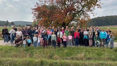 Fast 100 Mitglieder machten sich auf zur alljährlichen Herbstwanderung. (Bild: Nadine Meier)