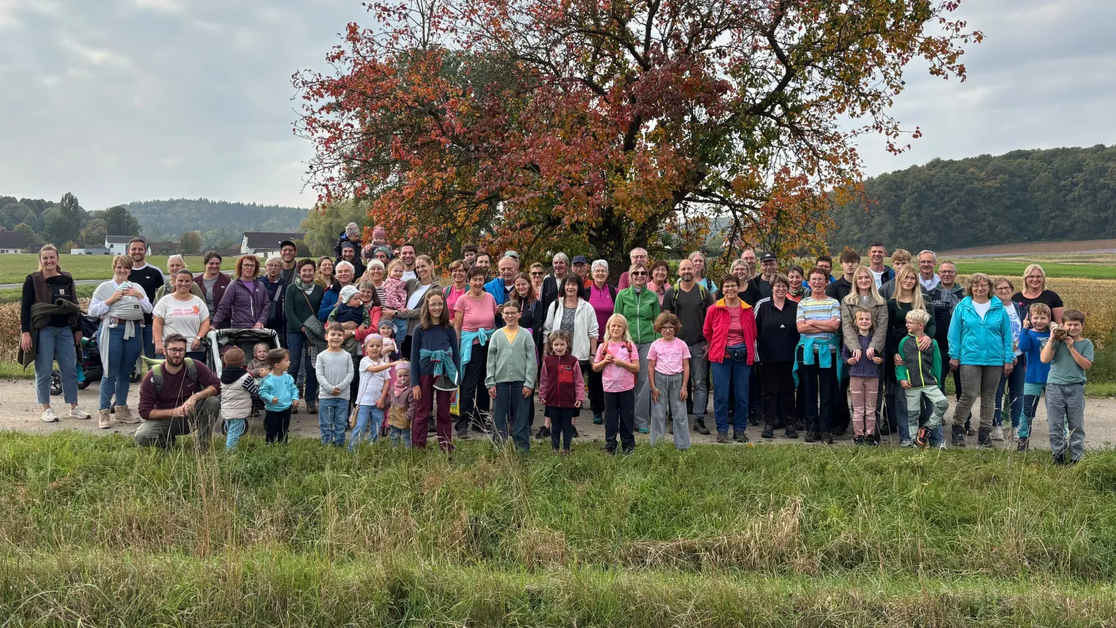 Fast 100 Mitglieder machten sich auf zur alljährlichen Herbstwanderung. (Bild: Nadine Meier)
