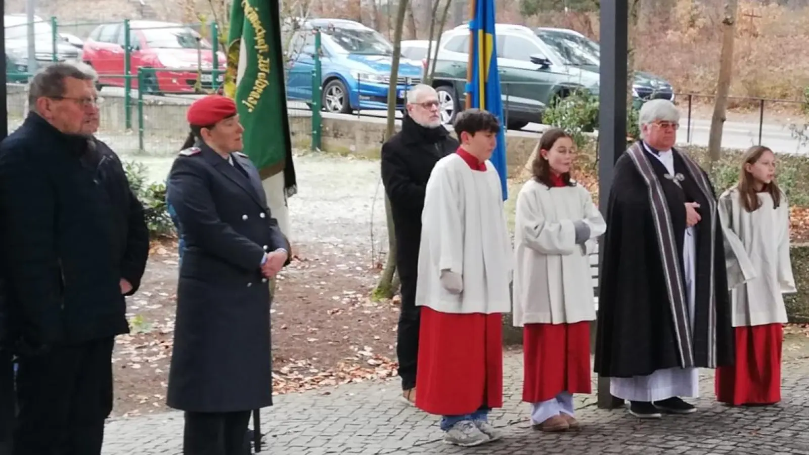 Zahlreiche Vereine und ihre Fahnenabordnungen folgten dem Vereinskartell zum Totengedenken ans Mahnmal in Weiden-West. <br> (Bild: Reinhard Kreuzer)