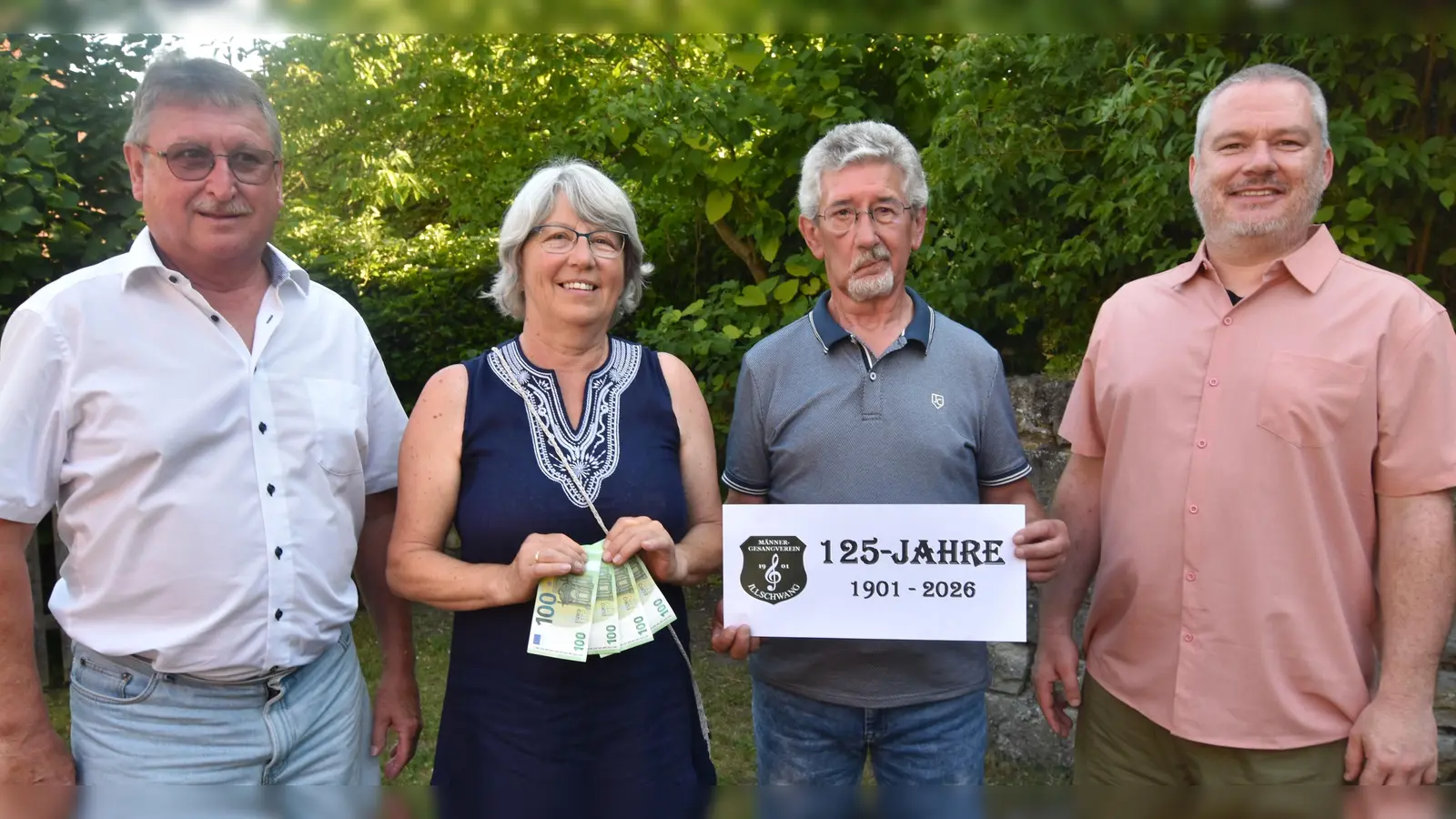 bei der Spendenübergabe im evangelischen Pfarrgarten (von links): Hermann Weiß (2.Vorsitzender des MGV), Monika Gleißner (ökumenischer Seniorenkreis), Josef Geitner (1.Vorsitzender des MGV) und Clemens Lindner (Kassier des MGV) (Bild: Norbert Weis)