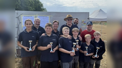 Die ASC Jugend präsentiert stolz ihre Pokale: von links, Anna Peter, Sebastian und Maximilian Strähl, Jonathan Schneider, Ben Auer, Raphael Schneider, im Hintergrund das ASC Betreuer Team (Bild: Michael Luber)