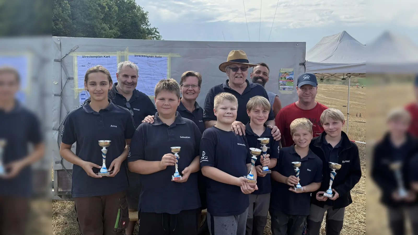 Die ASC Jugend präsentiert stolz ihre Pokale: von links, Anna Peter, Sebastian und Maximilian Strähl, Jonathan Schneider, Ben Auer, Raphael Schneider, im Hintergrund das ASC Betreuer Team (Bild: Michael Luber)