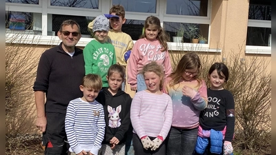 Die neue Schülergruppe der Max-Prechtl-Schule freut sich mit Erhard Ströhl schon auf den Sommer. (Bild: Marianne Moosburger)