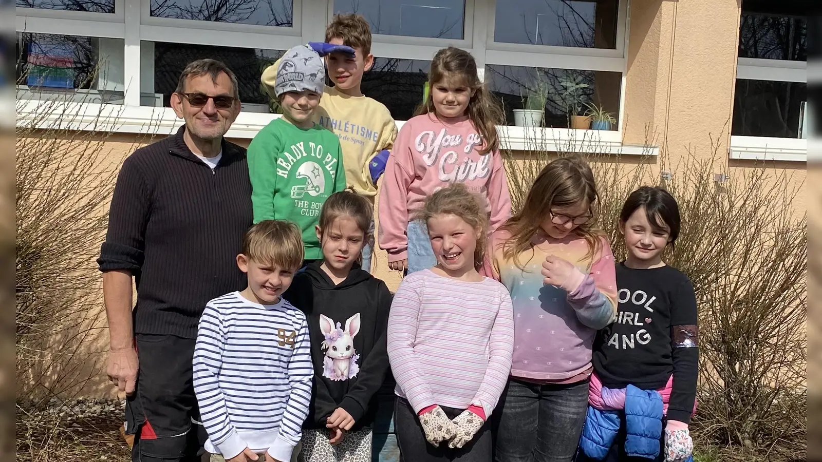 Die neue Schülergruppe der Max-Prechtl-Schule freut sich mit Erhard Ströhl schon auf den Sommer. (Bild: Marianne Moosburger)