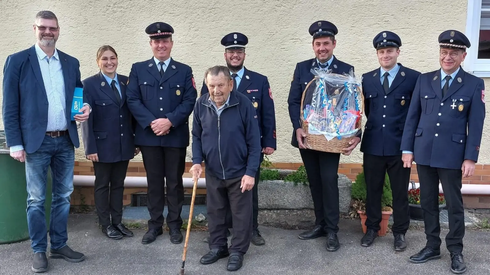 Josef Maderer (Mitte), Wolfgang Prebeck (links) und die Abordnung der Feuerwehr. (Bild: Max Prechtl )