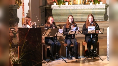 Archivbild HolzLiebe in der Wallfahrtskirche Fahrenberg: (von links) Margret Gress, Lena und Lisa Putzer, Anna Nahrhaft (Bild: Franz Völkl)