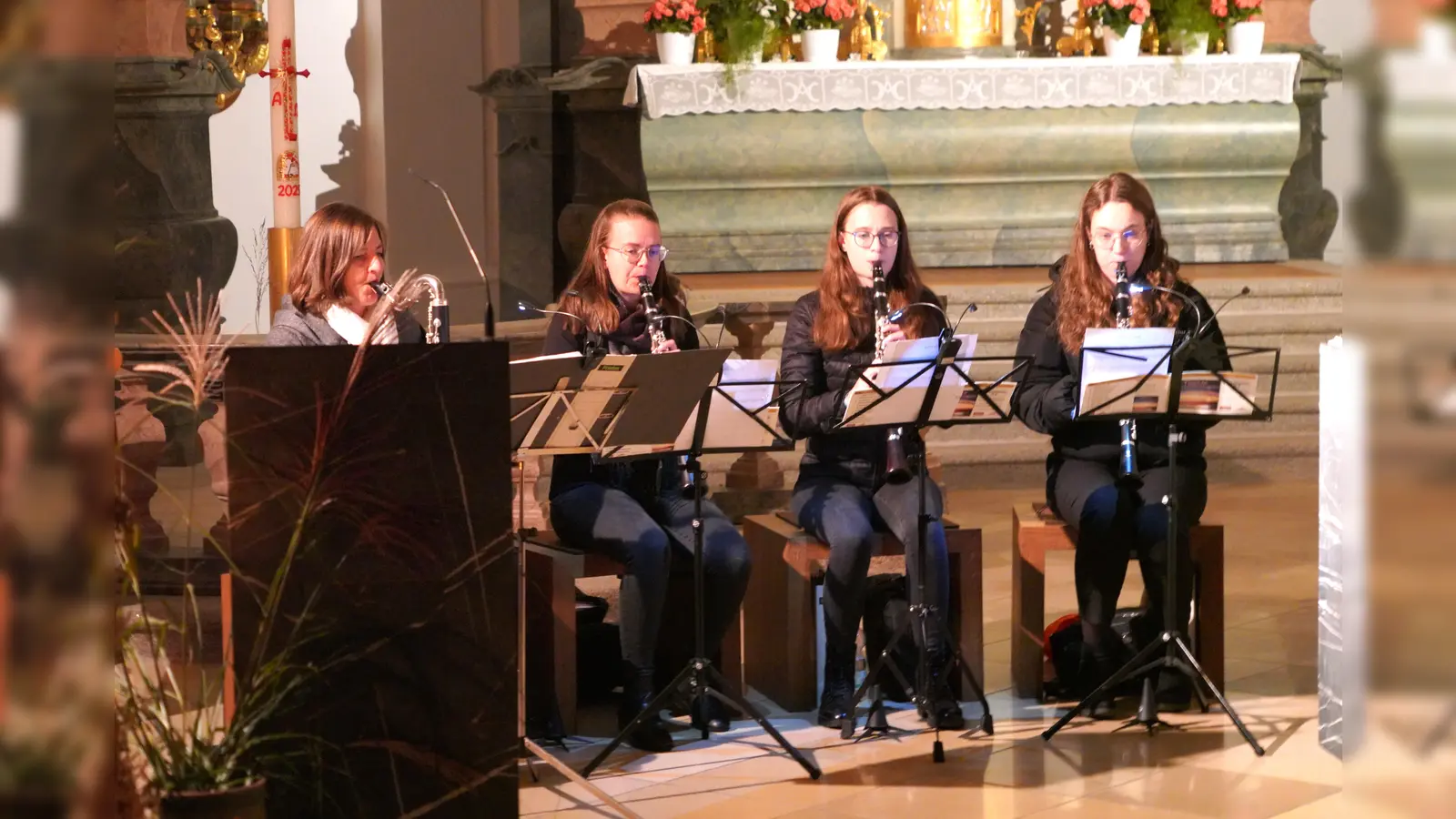Archivbild HolzLiebe in der Wallfahrtskirche Fahrenberg: (von links) Margret Gress, Lena und Lisa Putzer, Anna Nahrhaft (Bild: Franz Völkl)