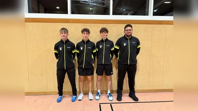 Erstmals in der Verbandsliga: Die Tischtennis-Jugendmannschaft des TSV Erbendorf stellt sich der höchsten Spielklasse Nordbayerns. Von links Johannes Luber, Theo Wunderer, Sascha Stengl und Trainer Niklas Schraml. (Bild: Patrick Lochner)