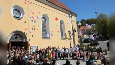 Vor der Kirche ließen die Kinder gemeinsam ihre Luftballons steigen.  (Bild: Alexander Ebnet)