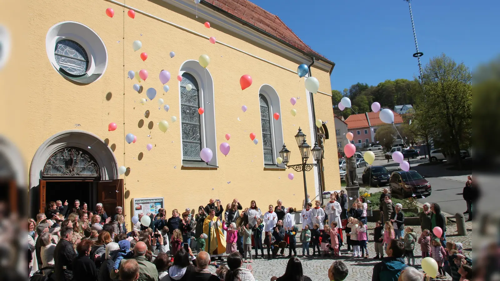 Vor der Kirche ließen die Kinder gemeinsam ihre Luftballons steigen.  (Bild: Alexander Ebnet)