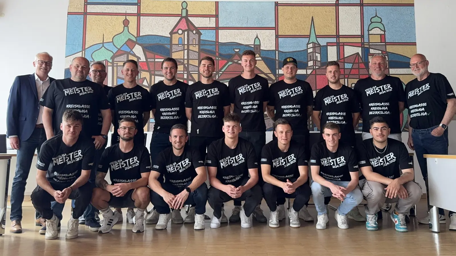 Vom Spielfeld ins Rathaus: Die Erste Mannschaft der SF Ursulapoppenricht beim Empfang im Hahnbacher Rathaus anlässlich der Meisterschaft in der Kreisliga.  (Bild: Dominik Siebert )