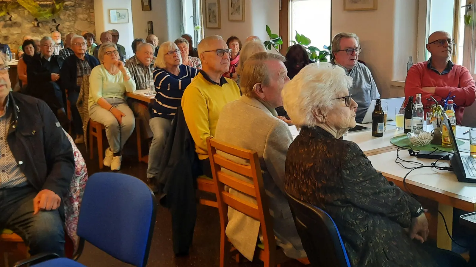 Arbeitskreis Literatur lud zum Gedenken an 80 Jahre Kriegsende  (Bild: Waltraud Weber )