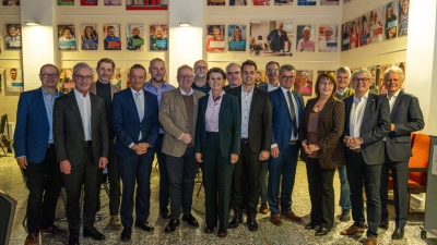 Landtagsabgeordneter Karl Straub, der Integrationsbeauftragte der Bayerischen Staatsregierung (4. v. l.), war prominentester Gast zwischen Vertretern großer Arbeitgeber, Bürgermeistern und Politikern aus dem Landkreis. Auch die Serviceclubs waren anwesend.  (Bild: Dragan Ilic)