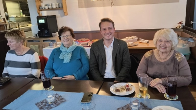 Der Einladung zum Seniorentreff kam MdL Julian Preidl gerne nach. Hier mit der Seniorenbeauftragten Helga Adlhoch (rechts).<br><br> (Bild: Nikolaus Scherr)