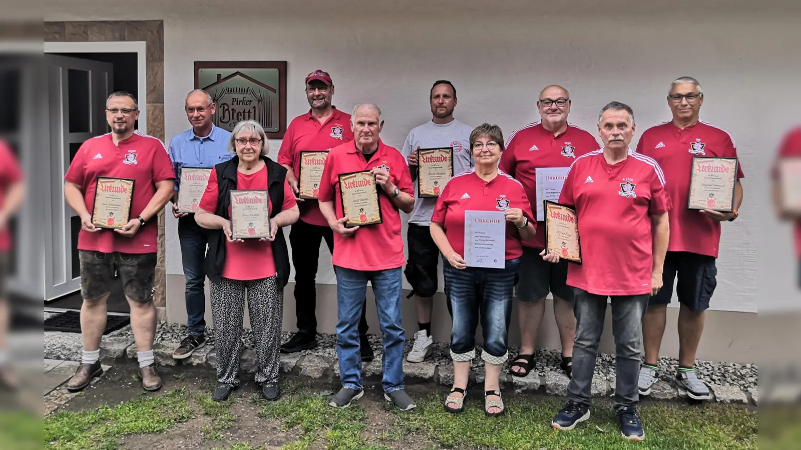 In der Jahreshauptversammlung des Pirker FC-Bayern-Fanclubs stehen treue Mitglieder im Mittelpunkt.<br> (Bild: Sandro Spickenreuther/exb)