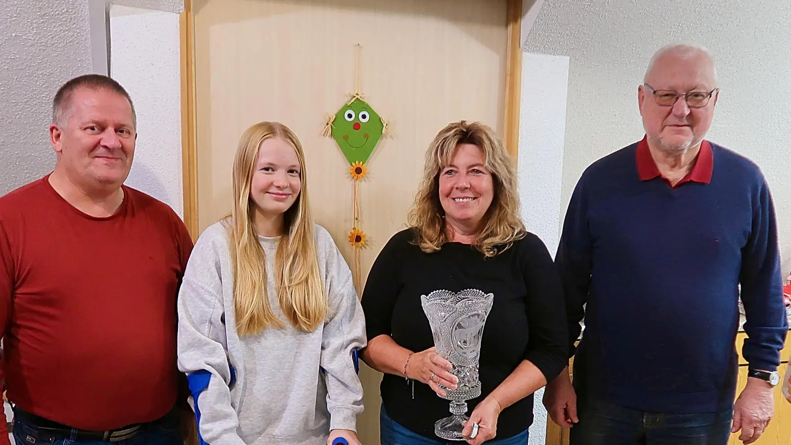 Schützenmeister Wolfgang Schlicht (links) gratuliert den Gewinnern des Kirchweihschießens 2025, Sophie Paukner, Claudia Schlicht und Heinz Störtzer (von links). (Bild: Bernhard Schultes)