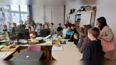 Frau Anja Ried zeigt den Schülern wie der Fingerabdruck für einen Personalausweis erfasst wird. (Bild: Ortrud Sperl)