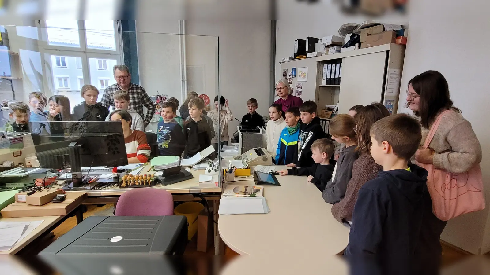 Frau Anja Ried zeigt den Schülern wie der Fingerabdruck für einen Personalausweis erfasst wird. (Bild: Ortrud Sperl)