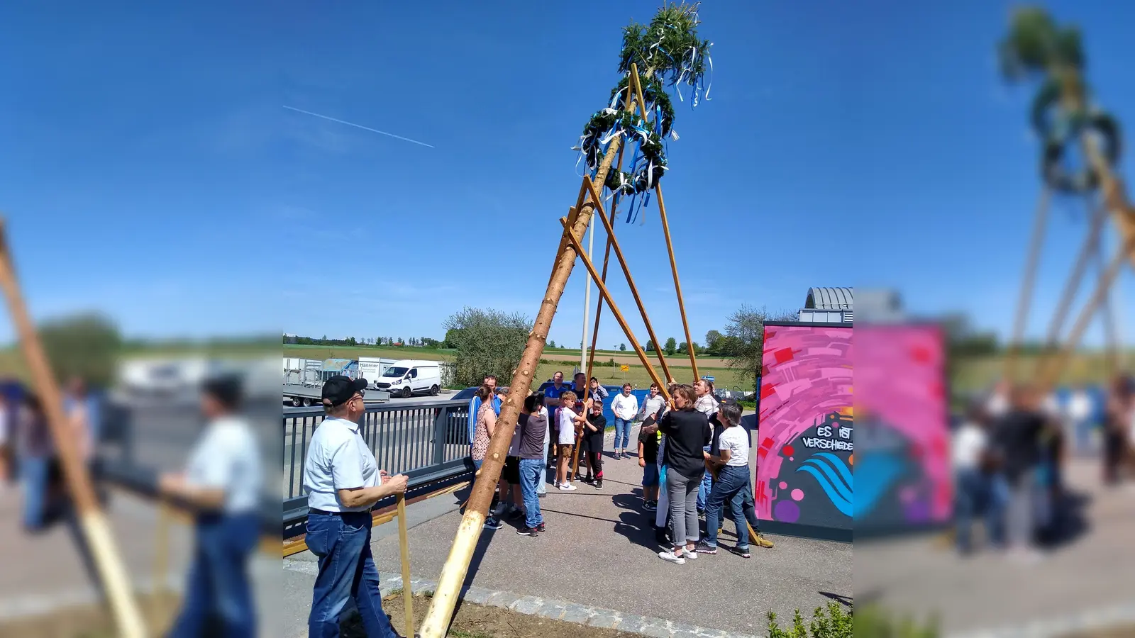 Beim gemeinsamen Frühlingsfest der Doktor-Eisenbarth-Mittelschule und den Oberviechtacher Werkstätten wurde heuer auch wieder ein Maibaum in die Höhe gewuchtet, gemäß dem Wahlspruch des Projekts: „Wir packen´s miteinander an, jeder wie er kann.”  (Bild: Werner Winderl)