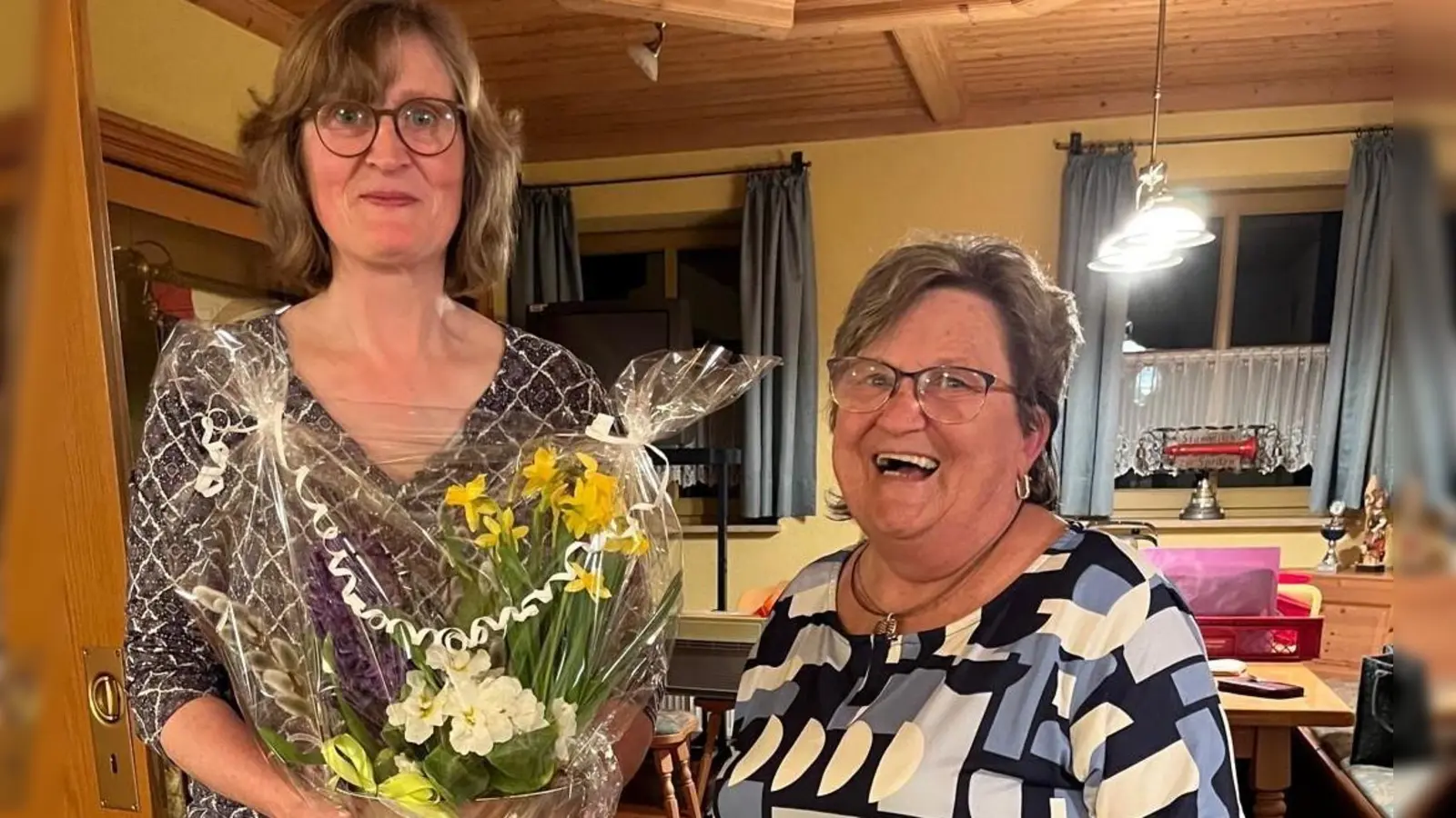 Hermine Heimerl (rechts) bedankte sich bei der Referentin Marianne Paulus (links) für den schönen Kochabend. (Bild: Agnes Speckner)