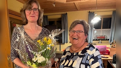 Hermine Heimerl (rechts) bedankte sich bei der Referentin Marianne Paulus (links) für den schönen Kochabend. (Bild: Agnes Speckner)