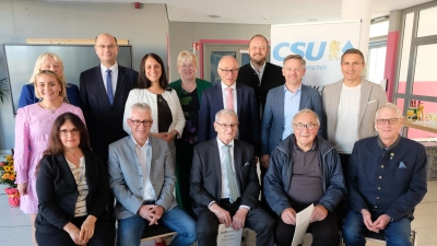 Die Jubiläumsveranstaltung nutzte der CSU-Ortsverband, um mit Staatsminister Albert Füracker langjährige Mitglieder zu ehren. Zu den ersten Gratulanten gehörten weitere Ehrengäste und die Führungsmannschaft des CSU-Ortsverbandes.  (Bild: Robert Dotzauer)
