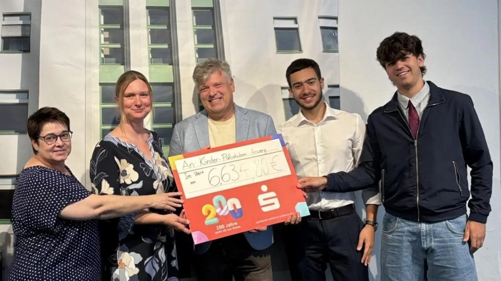 v.l. Jana Fickel und Dr. Sonja Gromer vom Kinderpalliativteam; Schulleiter OStD Christian Zenger; 1. Schülersprecher, Faris Saleh, und 2. Schülersprecher, Fabian Englisch. (Bild: Stefanie Hagen)