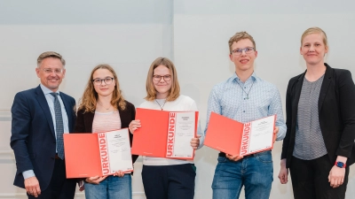 von links nach rechts: Tobias Reiß (Vizepräsident des Bayerischen Landtags), Nelly Pisulski, Franziska Peter, Felix Hüttinger, Laura Wesseler (Körber-Stiftung). (Bild: Chris Eberhardt/Körberstiftung)