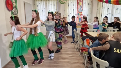 Fröhliche Stimmung beim Sternsinger-Fasching: Die Kinder hatten bei der Polonäse sichtlich Spaß. (Bild: Josef Kleber)