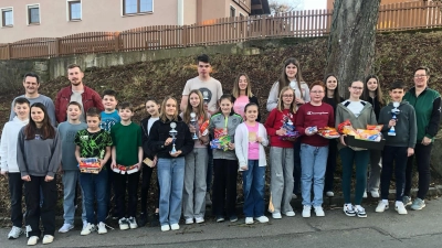 Der Schützenverein Loisbachtal Heumaden führt das Gaujugendgaudischießen 2025 des Sportschützen-Grenzgaus Vohenstrauß durch. Schützenmeisterin und Jugendsportleiterin Claudia Kraus (rechts) dankte den Nachwuchsschützen für die Teilnahme und gratulierte den Siegern. Dem schlossen sich <br>1. Sportleiter Johann Hanauer vom SV Heumaden und 1. Gaujugendleiter Julius Kellner (von links) an. <br> (Bild: Claudia Kraus)