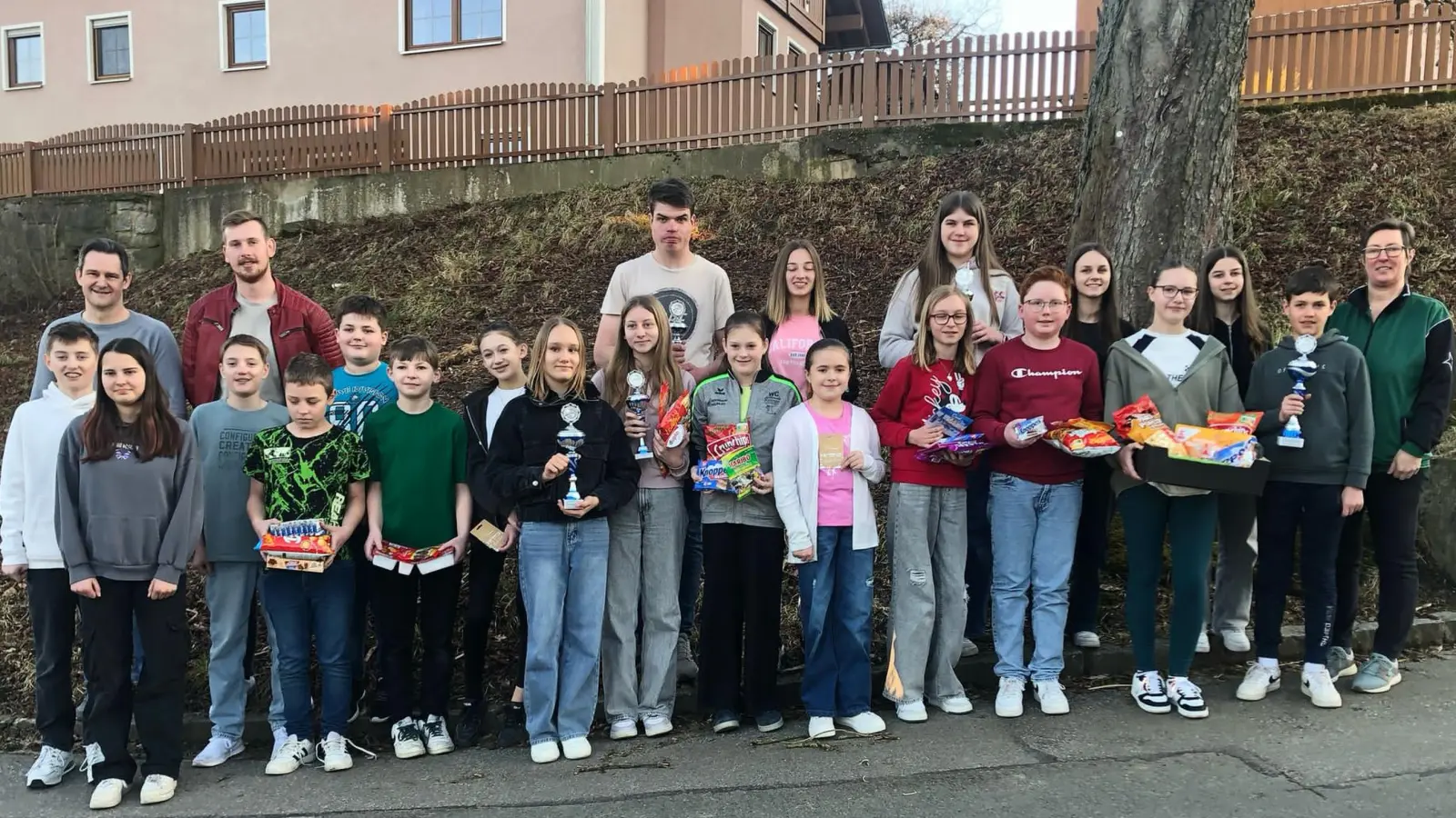 Der Schützenverein Loisbachtal Heumaden führt das Gaujugendgaudischießen 2025 des Sportschützen-Grenzgaus Vohenstrauß durch. Schützenmeisterin und Jugendsportleiterin Claudia Kraus (rechts) dankte den Nachwuchsschützen für die Teilnahme und gratulierte den Siegern. Dem schlossen sich <br>1. Sportleiter Johann Hanauer vom SV Heumaden und 1. Gaujugendleiter Julius Kellner (von links) an. <br> (Bild: Claudia Kraus)