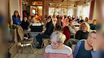 Vorsitzende Verena Frauenknecht (links) erläutert die Lichtbilder vom Vereinsjahr 2024  (Bild: Leonhard Ehras)