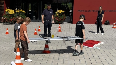 Mit viel Geschick lenken die Kids die Trage durch den Parcours. (Bild: Frederik Römer)