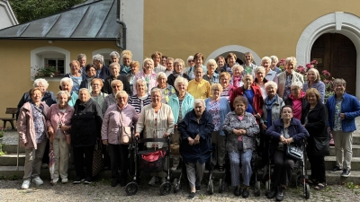 Gruppenbild der Senioren der Pfarreiengemeinschaft St. Elisabeth/Maria Waldrast vor der Wallfahrtskirche Heilbrünnl. (Bild: Wolfgang Bäumler)