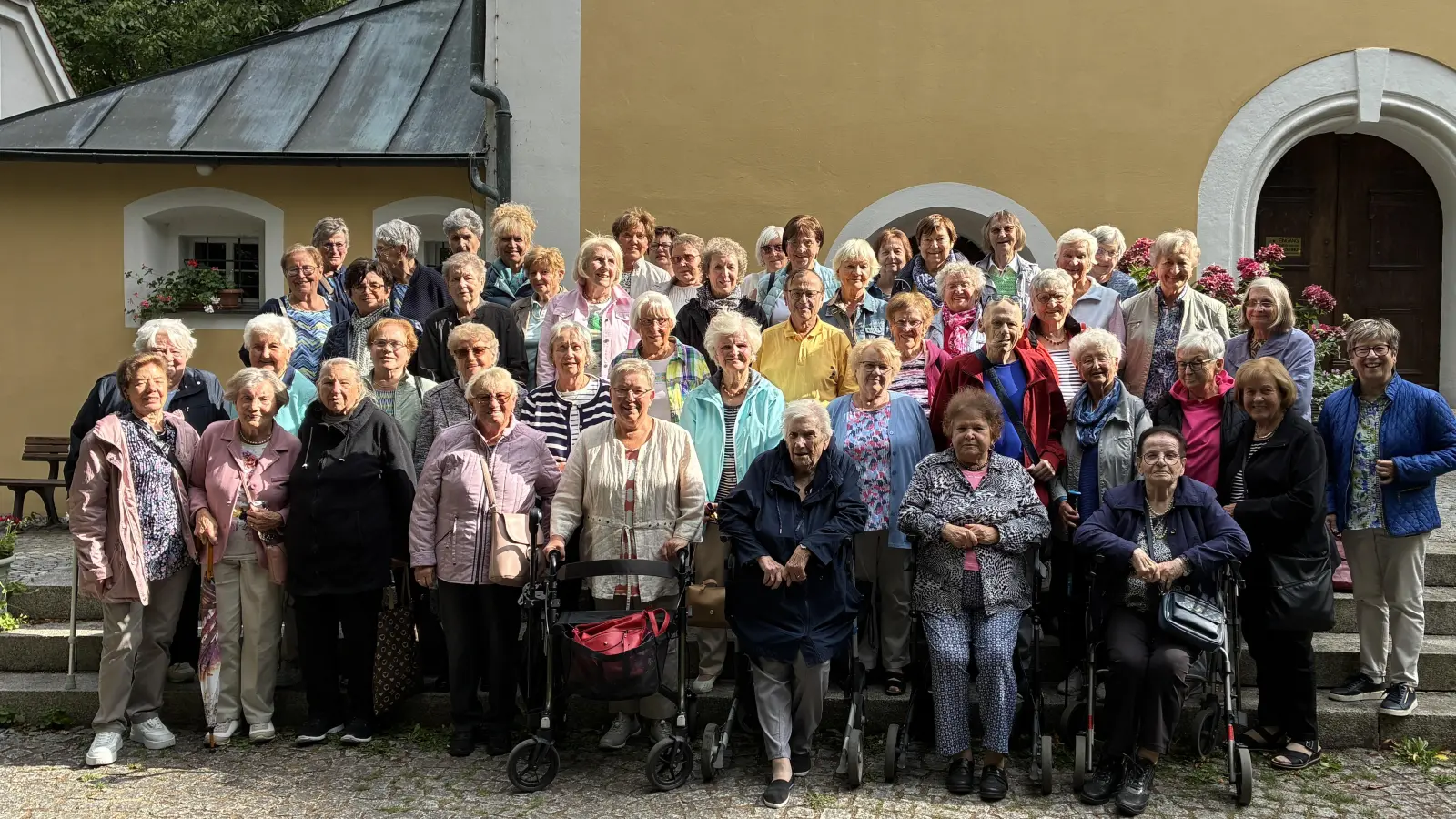 Gruppenbild der Senioren der Pfarreiengemeinschaft St. Elisabeth/Maria Waldrast vor der Wallfahrtskirche Heilbrünnl. (Bild: Wolfgang Bäumler)