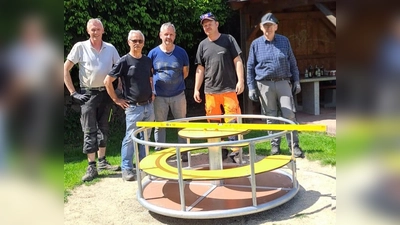 Die Siedlergemeinschaft Flossenbürg installiert neue Spielgeräte am Spielplatz „Torwiese“. (Bild: Stefan Meiler)