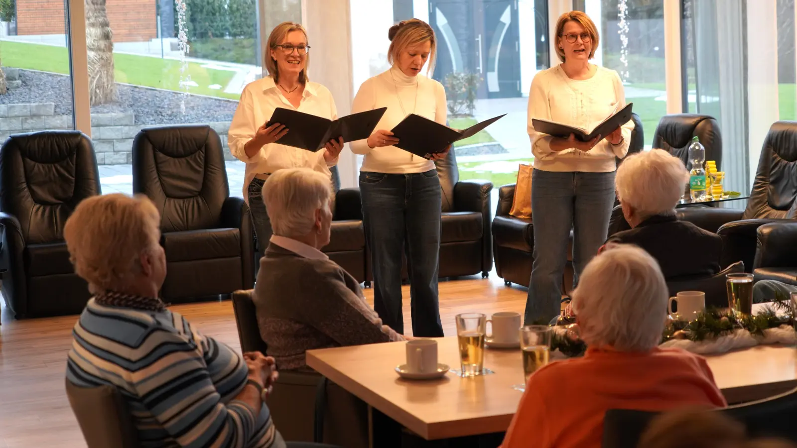 Die Waldthurner Gesangsgruppe TriAngel mit (von links) Doris Völkl, Steffi Daubenmerkl und Andrea Götz beim vorweihnachtlichen Nachmittag in der Tagespflege „Unterm Fahrenberg”. (Bild: Franz Völkl)